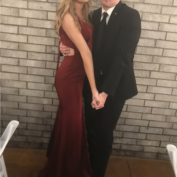 Burgundy formal dress - Picture 5 of 5